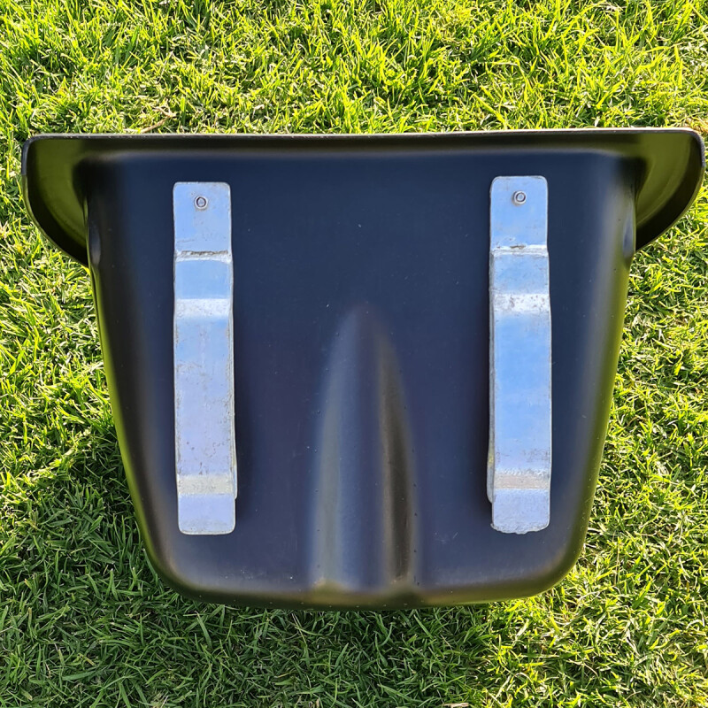 Stable feed bins for horses